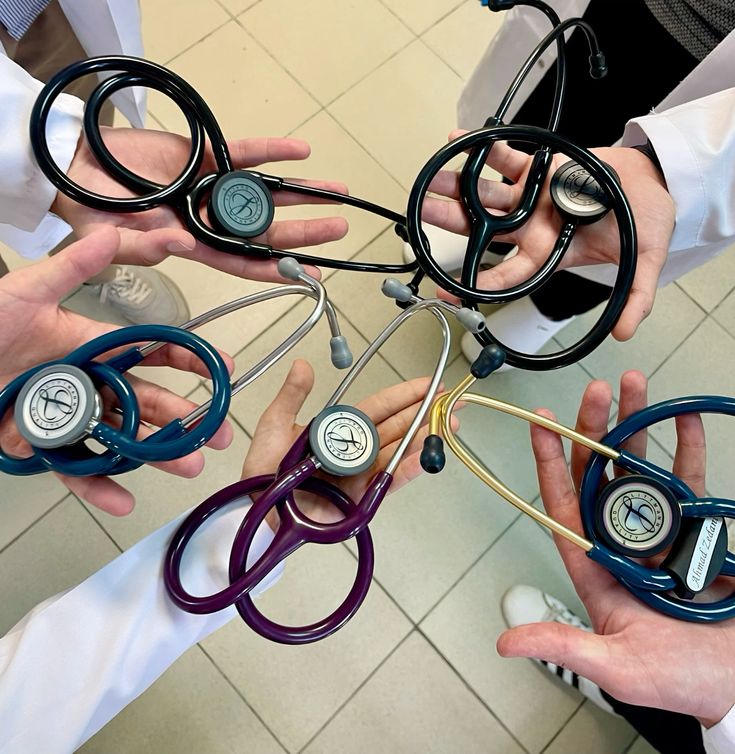 f833c4aaae379a99c0a6d52dfe99cbe4 "Medical students practicing with doctors in Timor Leste hospital"